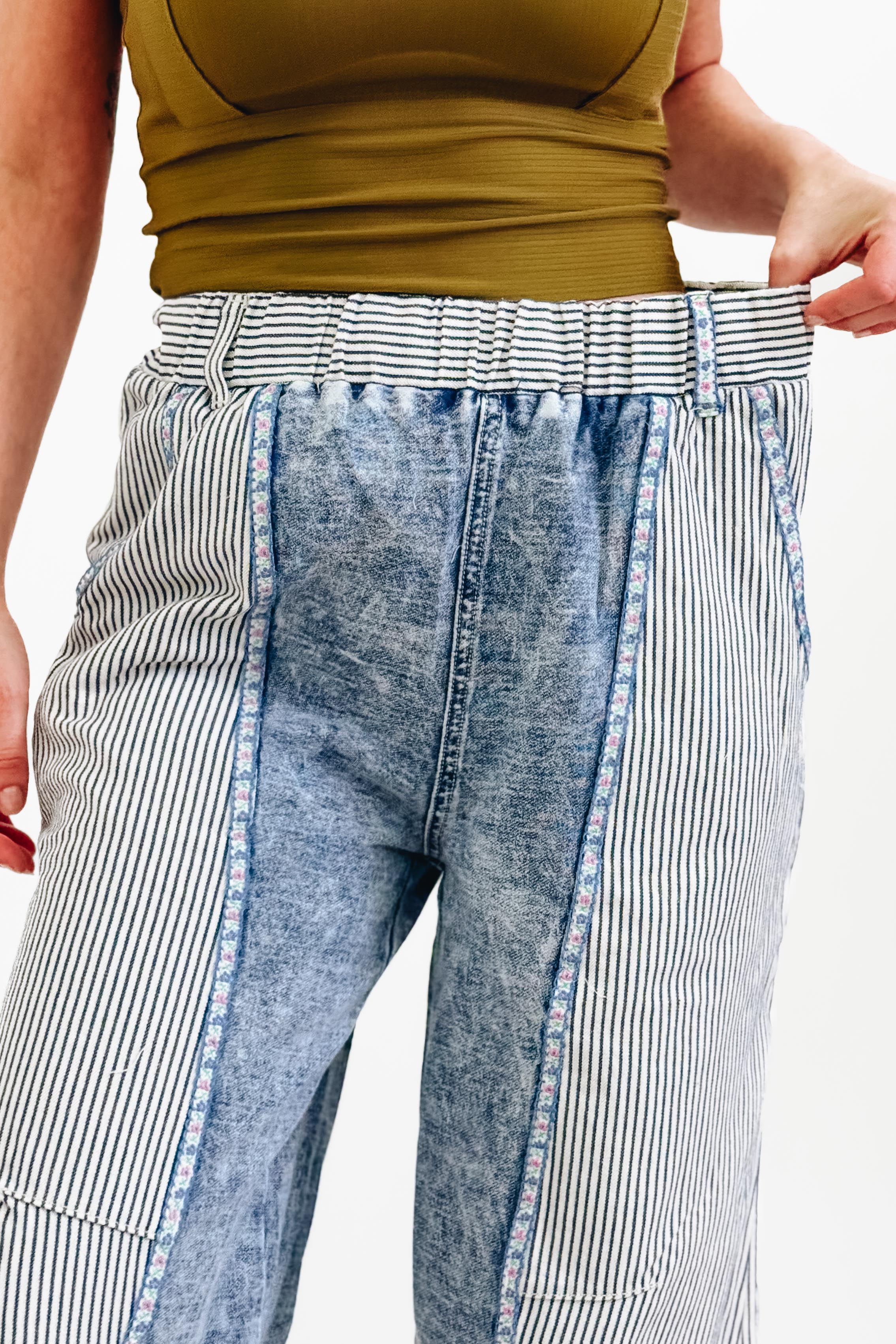 Contrast Panel Waistband Embroidered Trim Jogger Pants