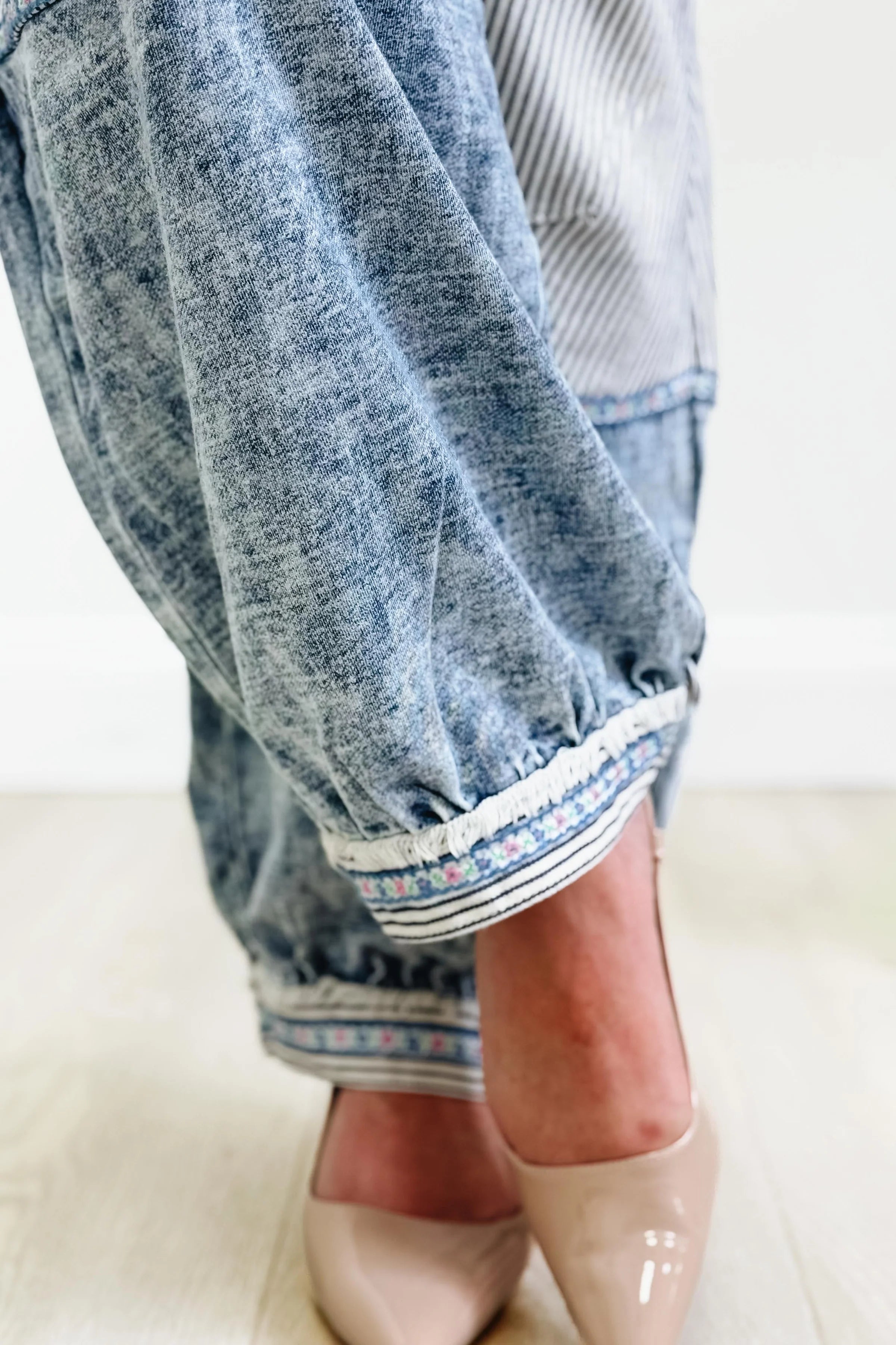 Contrast Panel Waistband Embroidered Trim Jogger Pants